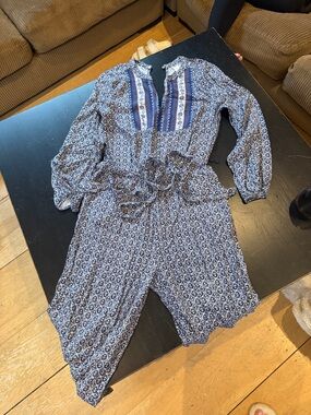 Old Navy Blue and White Patterned V-Neck Top